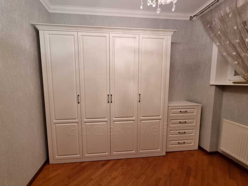 Шкаф и камод в классическом стиле.