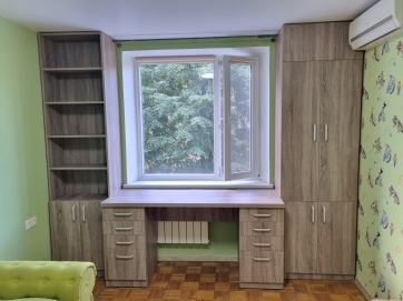 Стол и шкафы в детскую