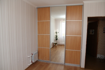 Гардеробная с раздвижными дверьми.