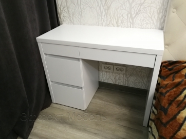 Стол косметический из ДСП 18 мм.