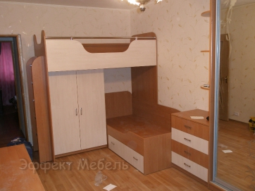 Кровать двух ярусная со шкафом купе.